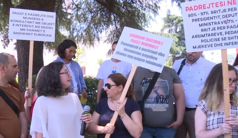 Protesta nga koalicioni shqiptar për të drejtat në punë, kërkon rritje të pagave sa më të drejtë