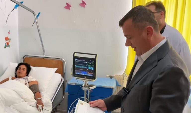 VIDEO/ 31-vjeçarja nga Fieri, bëhet nënë për herë të dhjetë. Taulant Balla i premton ndihmë