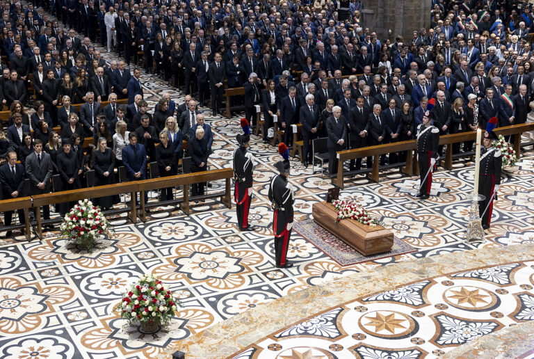 VIDEO/Mesha funebre për Silvio Berlusconin, përcillet për në banesën e fundit