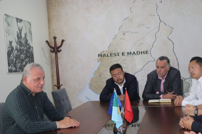 Mjeshtri kinez Liu Ruowang në zyrën e kryebashkiakut Tonin Marinaj në Malësinë e Madhe