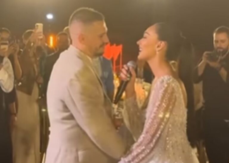 Klea rrënqeth me këngën që i këndon Elgitit