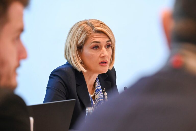 Kurti fiton thellë zgjedhjet, kryetarja e grupit të VV: Raportet me Trump dhe Brukselin janë…