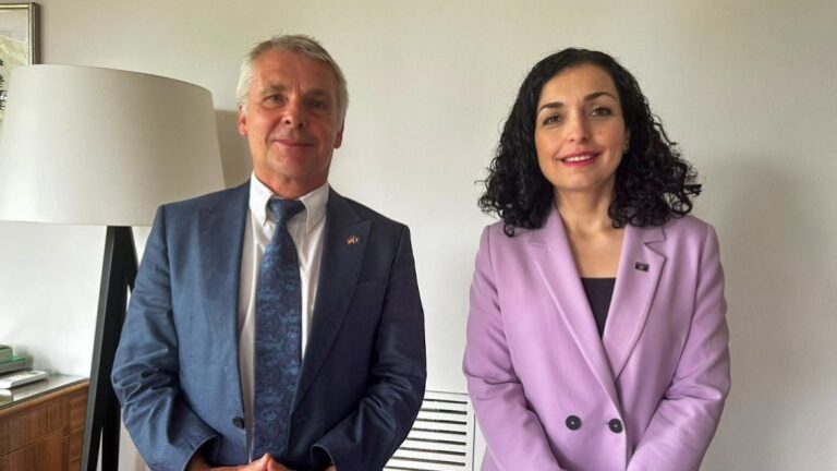 Presidentja Osmani takon ambasadorin gjerman: Grupet kriminale në Veri duhet të ballafaqohen me drejtësinë