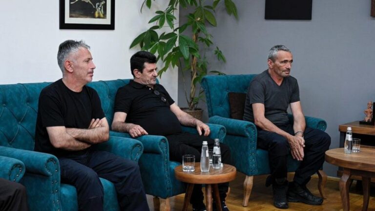 Ministri Xhelal Sveçla pret në takim tre policët e rrëmbyer: Vazhdon beteja ligjore me Serbinë