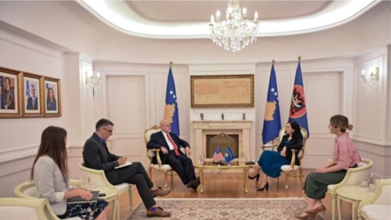 Presidentja Osmani pret ambasadorin amerikan, kërkon lirimin e 3 policëve