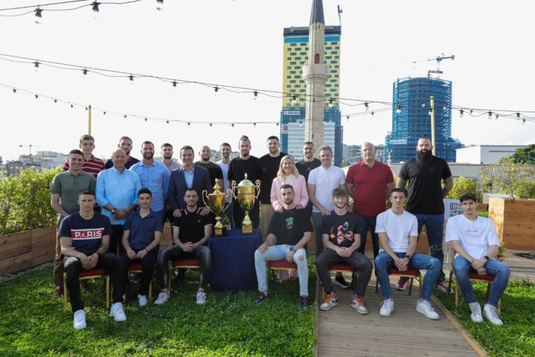 Veliaj pret djemtë e volejbollit dhe basketbollit: Ekipi që sjell kupë apo medalje në Tiranë shpërblehet me premio