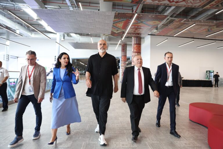 Balluku: Epokë e re për Aviacionin Civil, mbrojmë të drejtat e pasagjerëve