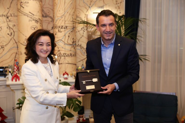 Erion Veliaj i jep ambasadores amerikane Yuri Kim ”Çelësin e Qytetit”: Quaje Tiranën si shtëpinë tënde!