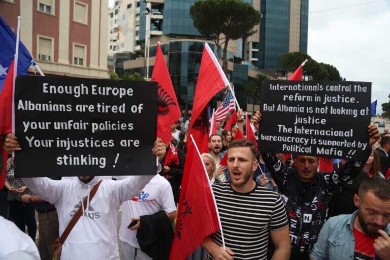 FOTO/ Tubimi para Kryeministrisë për Kosovën, pjesë edhe këngëtarja e njohur