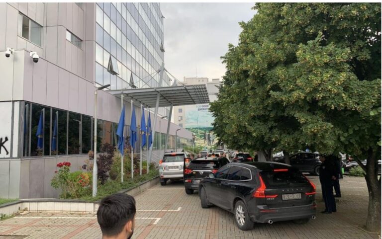 Rrëmbimi i 3 policëve, ambasadorët e QUINT-it i shkojnë në zyrë Kurtit