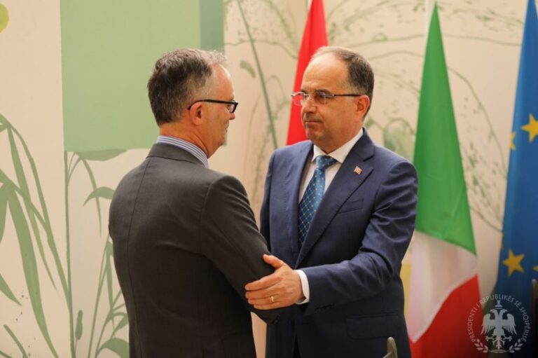 Presidenti Begaj shkon në ambasadën e Italisë, mesazh ngushëllimi për Berlusconin: Do ta kujtojmë me nderim