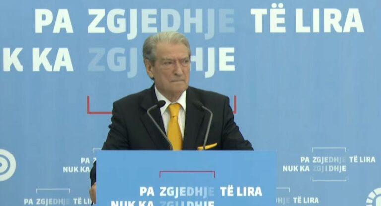 Reagon Berisha për aksionin e policisë në Manzë: Krim i shëmtuar, dhunë e egër ndaj banorëve të kampit