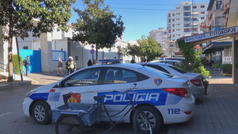 Policia aksion në rrugët e Elbasanit, qindra patenta e leje qarkullimi të bllokuara
