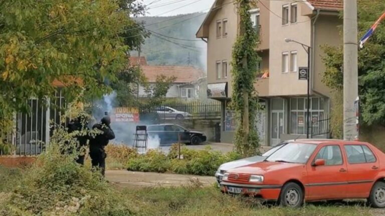 Sërish tensione në veri të Kosovës, tri shpërthime pranë stacioneve policore në Zveçan dhe Mitrovicë