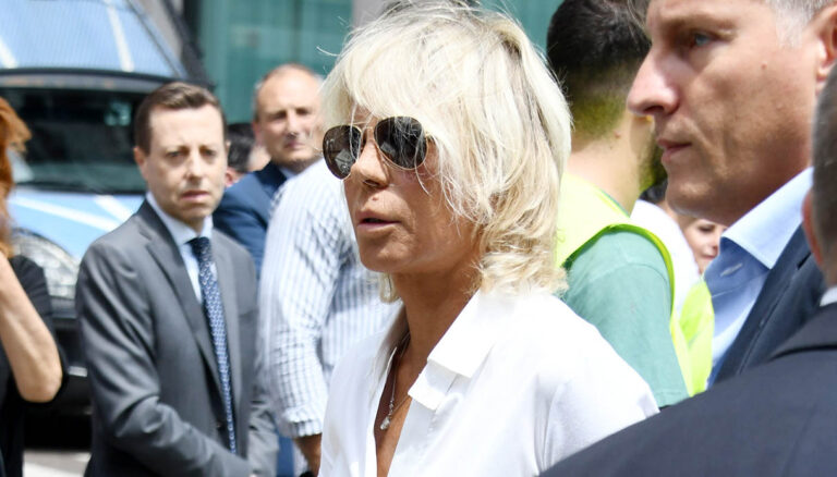 FOTO/ U vesh me të bardha në funeralin e Berlusconit, zbulohet mesazhi nga Maria De Filipi