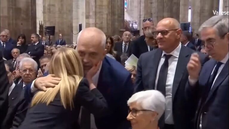 VIDEO/ Meloni i kthen ”puthjen” Ramës, përqafim i ngrohtë mes tyre në Itali