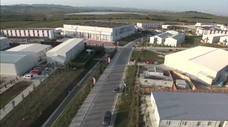 Policia kontroll në kampin e Muxhahedinëve në Manzë të Durrësit, rrethon zonën