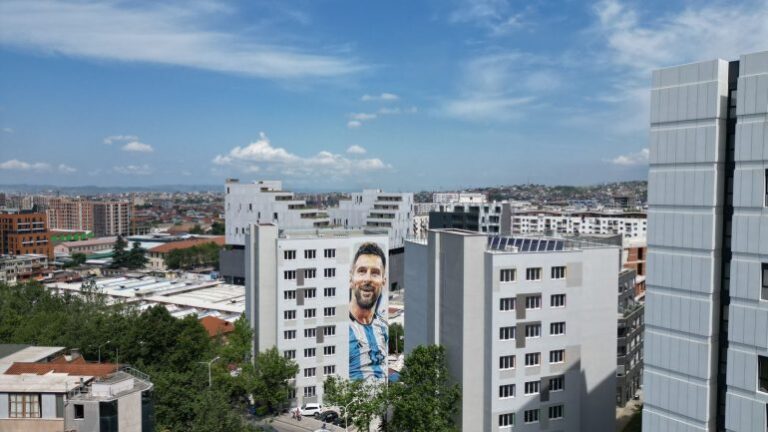 Muralja e Messit në Tiranë jehonë në mediat ndërkombëtare, “AP”: Shqiptarët e njohin shumë mirë futbollistin argjentinas