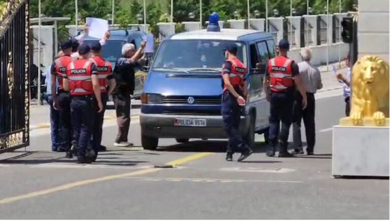 Anëtarët e kampit MEK: Ne nuk jemi kriminelë! Policia nuk na lajmëroi