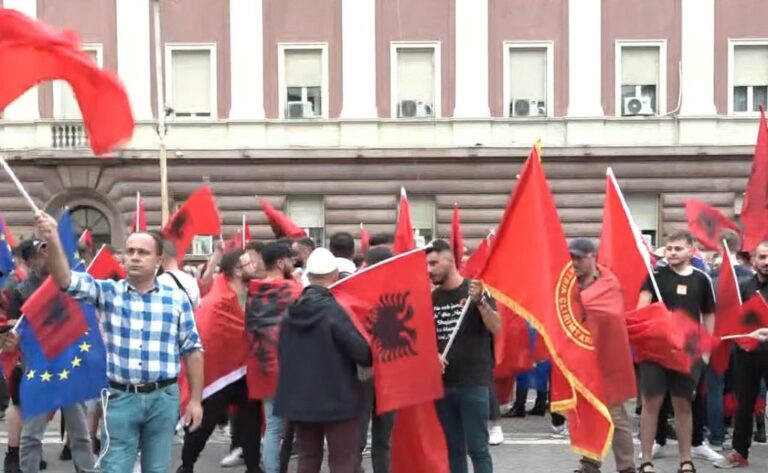 Qytetarët protestë tek Kryeministria për Kosovën