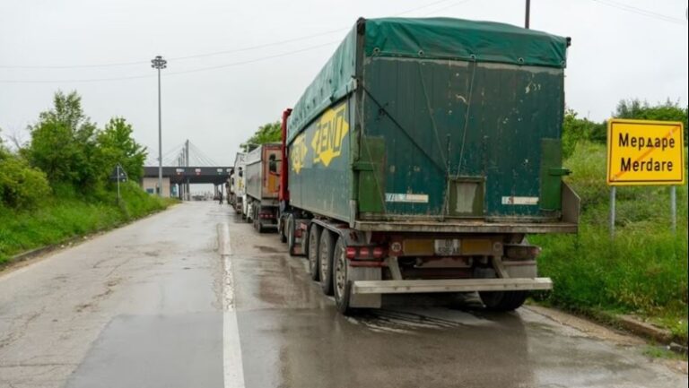 Serbët bllokojnë rrugët në pikat kufitare në Jarinjë, Bërnjak e Merdarë. Nuk lejohen kamionët nga Kosova