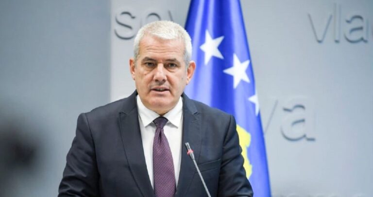 Zbulohen armatime në veri, ministri Sveçla: Mbetje e armatimit të grupeve terroriste nga Radoiçiç të dirigjuara nga Vuçiç