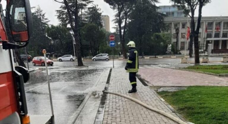 Tirana i rikthehet normalitetit pas shirave të rrëmbyeshëm, ekipet e Bashkisë në terren