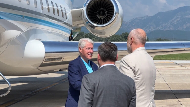 FOTOLAJM/ Medalja për Mirënjohje Publike që do të marrë Bill Clinton nga Rama