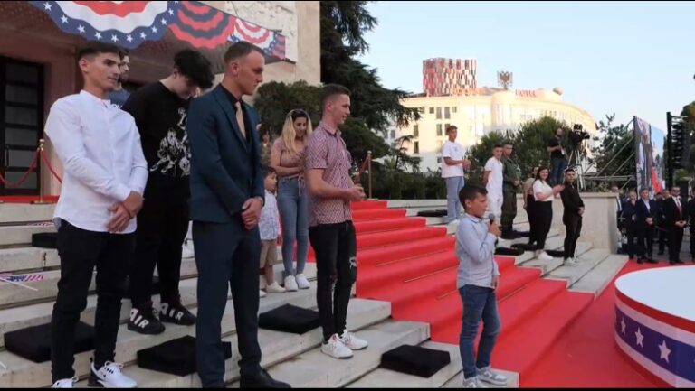 Djemtë Klintonë dhe vajzat Hillary nga Kosova në Tiranë, surpriza e bukur për Presidentin amerikan