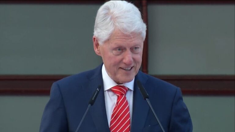 Bill Clinton në Tiranë: E di që keni ende probleme ekonomike, por të gjithë miqtë dhe aleatët duhet të bëhen bashkë