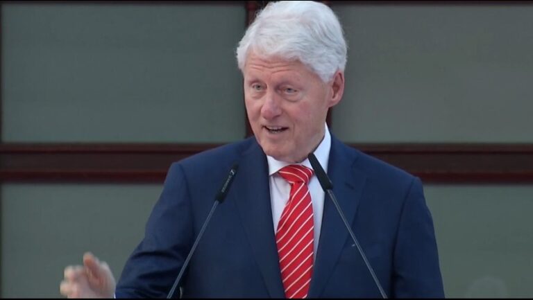 Thirrja e Bill Clinton nga Tirana për situatën në veriun e Kosovës: Ndaloni marrëzinë
