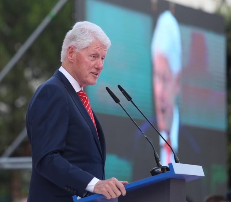 Bill Clinton vizitë historike në Tiranë, dekorohet me ”Yllin e Mirënjohjes”. Flet dhe për situatën në Kosovë
