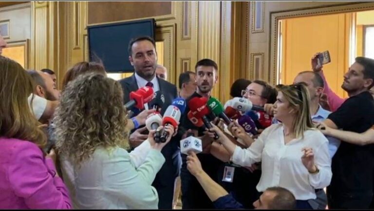 Kurti nuk takon Ramën, Konjufca: Është vendimi i tij, kryeministrit i kërkova të ketë qasje të njëjtë me ne për Serbinë