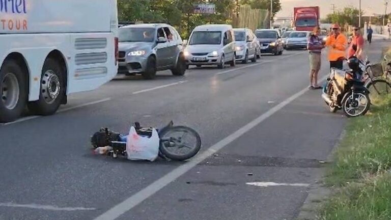 Motori u përplas me autobusin me turistë në Shkodër, ndërrojnë jetë në spital burrë e grua