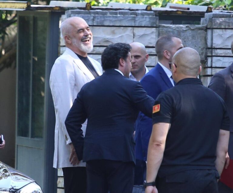 FOTO/ Të qeshura dhe përqafime pas takimit të liderëve të rajonit në Tiranë