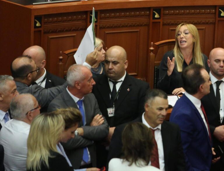 Fotolajm/ Ministrja Krifca debat të ashpër me Korreshin, Garda qetëson tensionet