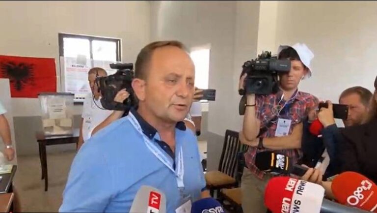 Rinis procesi i votimit në QV në Rrogozhinë, kreu i KZAZ-së: Sqaroni qytetarët, fotografimi i votës nuk lejohet