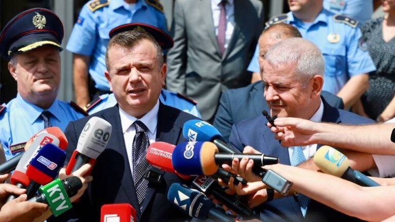 Vendimi i Kurtit krijoi radhë të gjata në kufi, Balla takon Xhelal Sveçlën në Morinë: Duhet zgjidhje