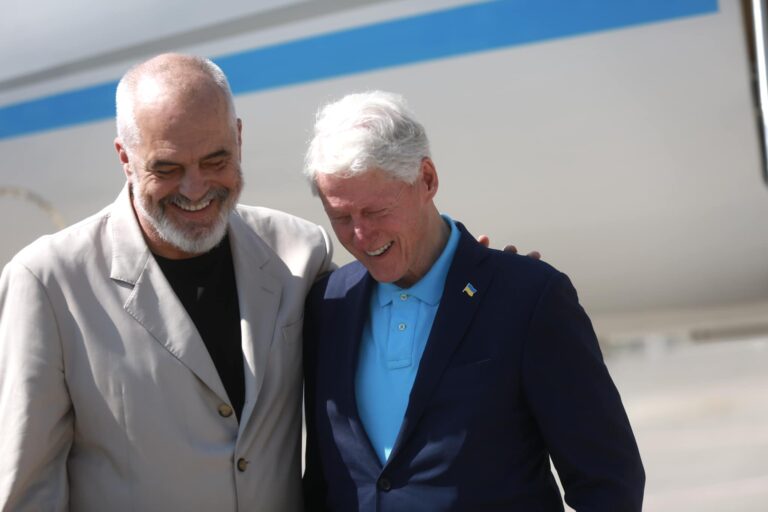 Bill Clinton shkel për herë të parë në Shqipëri, Rama: Miku i përjetshëm i kombit shqiptar
