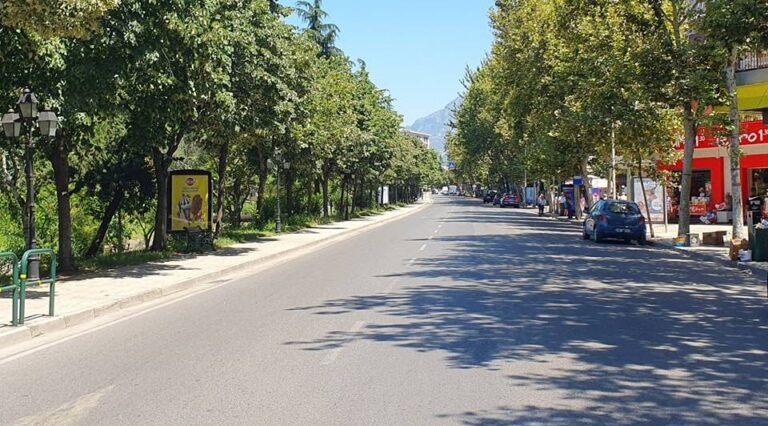 FOTO/ Tirana ”boshatiset” si dikur në pandemi, edhe mjetet në rrugë kalojnë rrallë