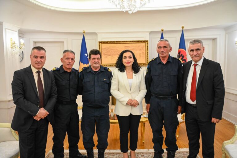U rrëmbyen nga Serbia, Presidentja Osmani takon tre policët: Ata sigurojnë një mjedis të sigurt dhe të qetë