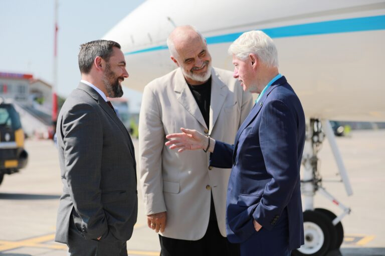 Bill Clinton në Tiranë, ambasada e SHBA-së: Moment i rëndësishëm për marrëdhëniet mes dy vendeve