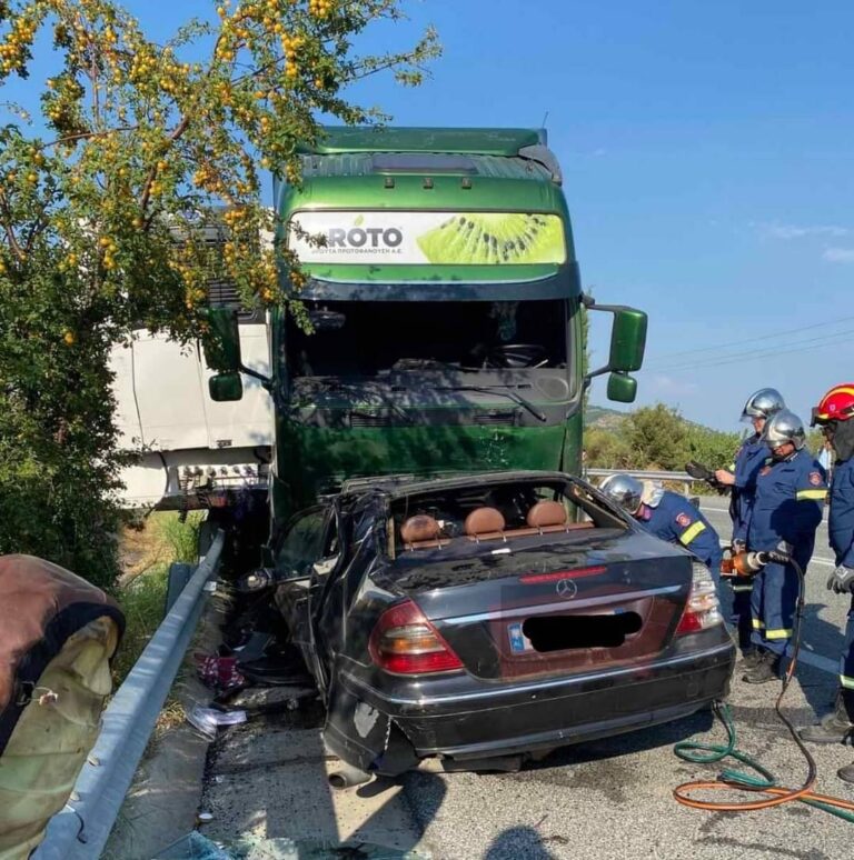 Aksident tragjik në Greqi, përplaset kamioni me makinën. Humbin jetën pesë shqiptarë