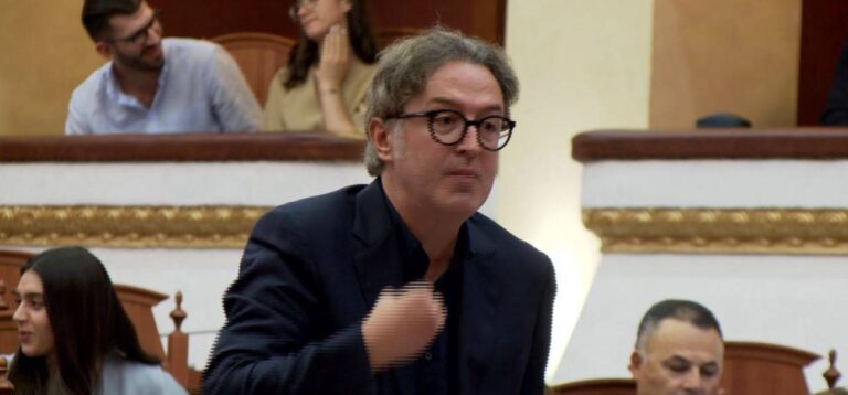 Deputeti i PD-së: Vendit më të varfër i mungojnë 430 milionë euro, gjysma e qeverisë është në burg
