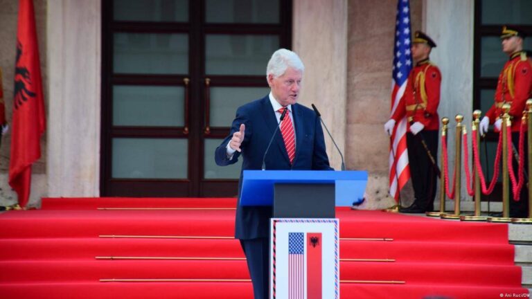 Ish-presidenti Bill Clinton flet për tensionet në Veri: Radikalët serbë po paralizojnë përparimin e rajonit