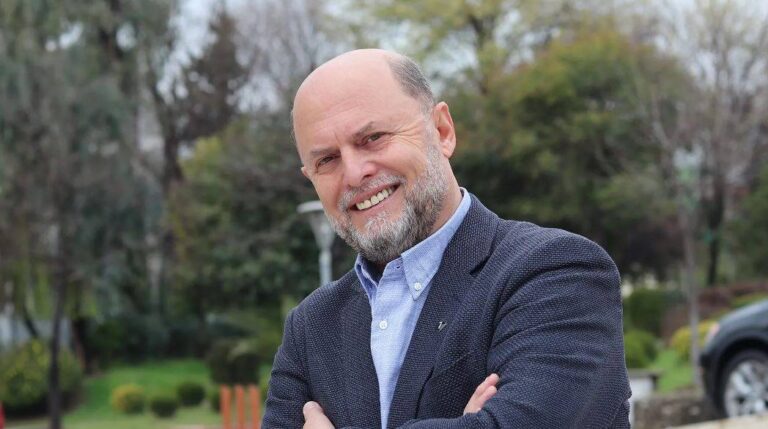 Aktori i njohur Petrit Malaj propozohet ambasador në Kosovë