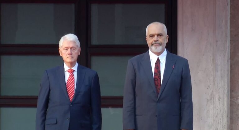 LIVE/ Ceremonia pritëse për ish-presidentin Bill Clinton nga kryeministri Edi Rama