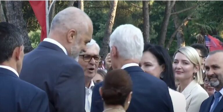 VIDEO/ Takim i veçantë mes ish-presidentëve Bill Clinton dhe Rexhep Meidani