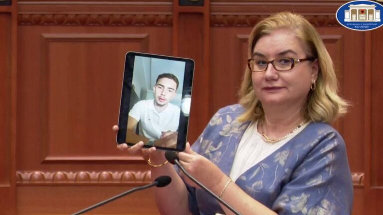Nuk u lejuan, por deputetja ”sjell” studentin në Kuvend dhe i riu flet për Mjekësinë me video-call