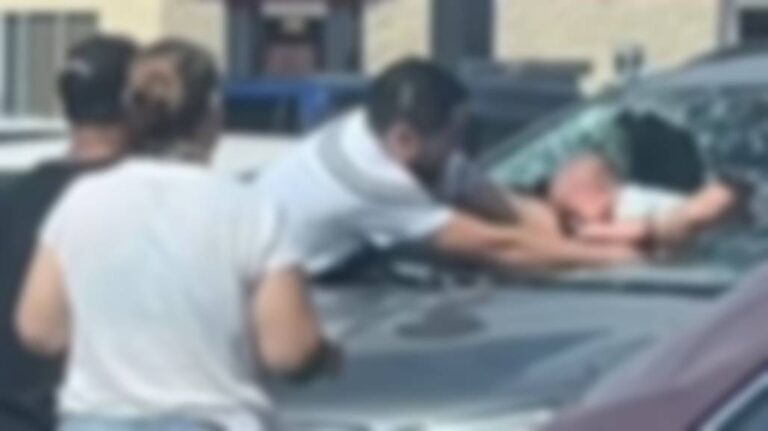 E harruan brenda makinës, babai thyen xhamin për të shpëtuar foshnjën. Videoja virale në rrjet